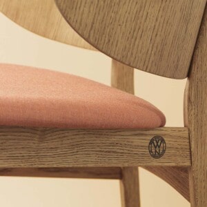 Обеденный стул Warm Nordic Gesture в персиково-розовом цвете на бежевом фоне