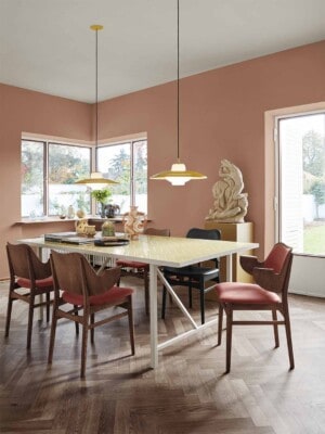 Обеденный стул Warm Nordic Gesture в персиково-розовом цвете в интерьере