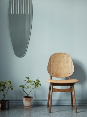 Обеденный стул Warm Nordic Noble, тик в светлом интерьере