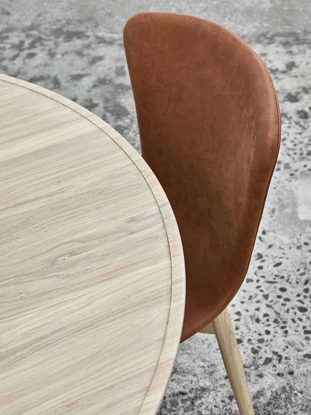 Обеденный стул Mater Shell, мыльный дуб в светлом интерьере