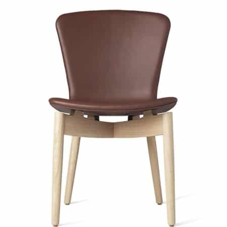 Обеденный стул Mater Shell, мыльный дуб коньячного цвета вид спереди на белом фоне