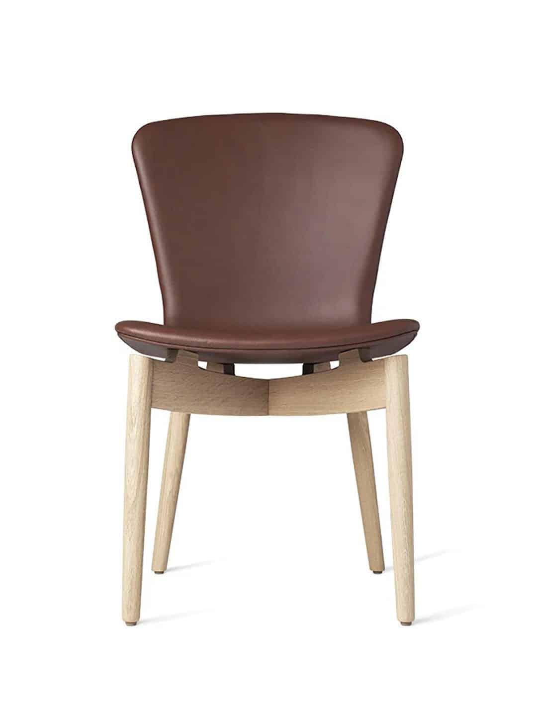 Обеденный стул Mater Shell, мыльный дуб коньячного цвета вид спереди на белом фоне