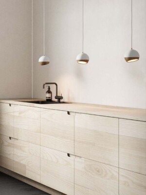 Три подвесных светильника Mater Ray S белого цвета в светлом интерьере кухни
