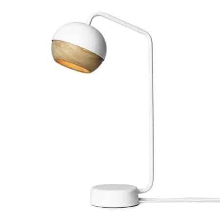 Настольная лампа Mater Ray белого цвета на белом фоне