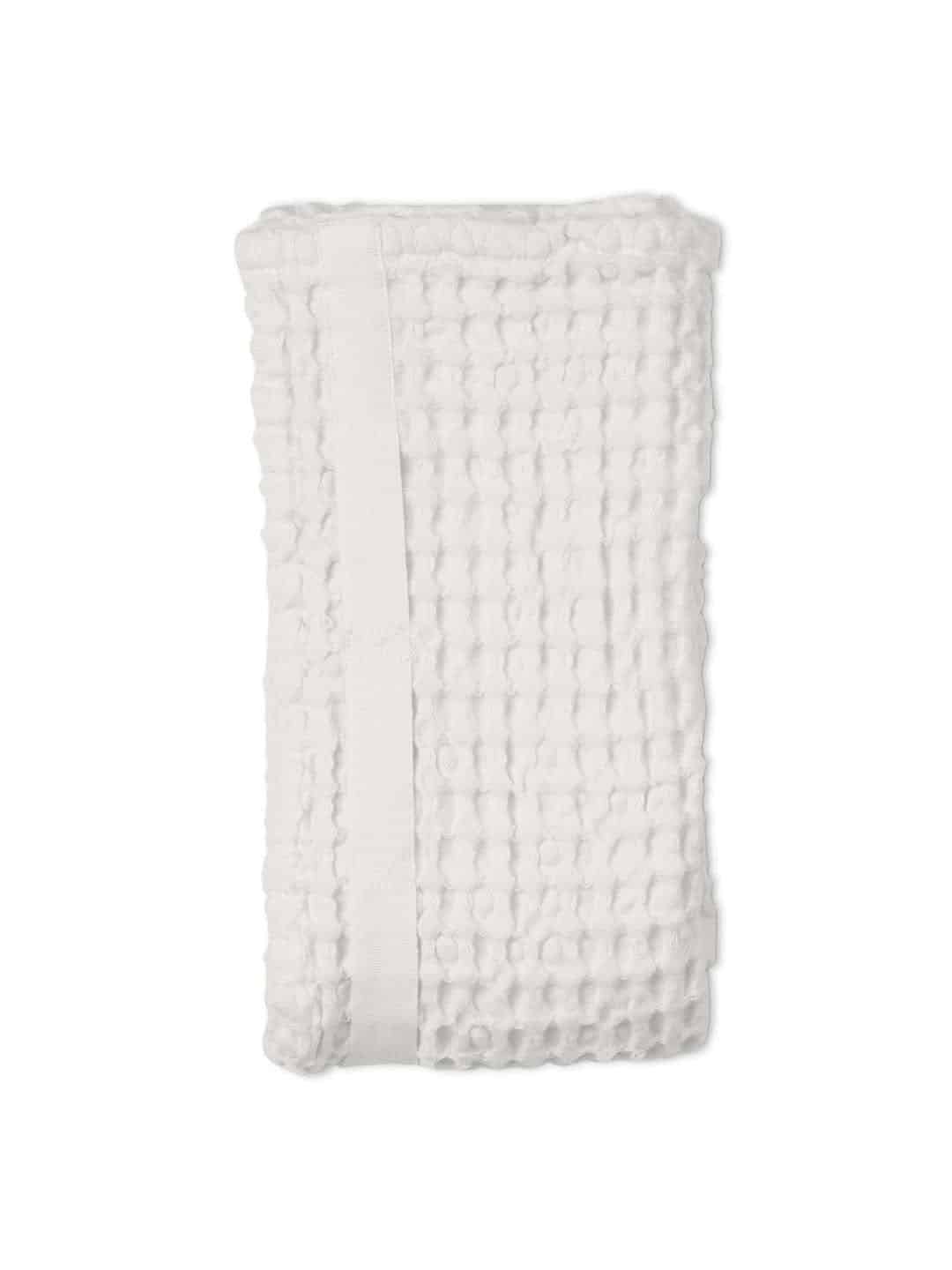 Большое вафельное полотенце для рук TheOrganic, 50х75см натурального белого цвета на белом фоне