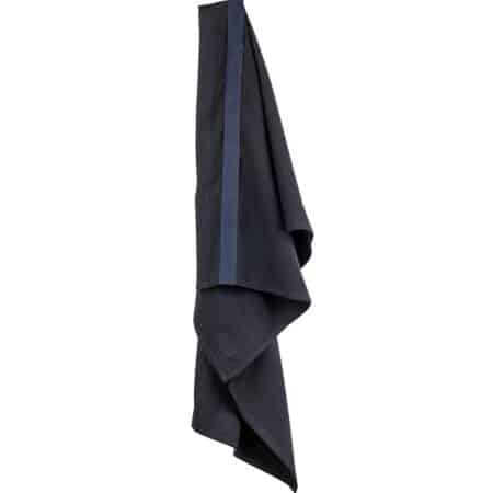 Полотенце для тела TheOrganic, 155х60см темно-синего цвета на белом фоне