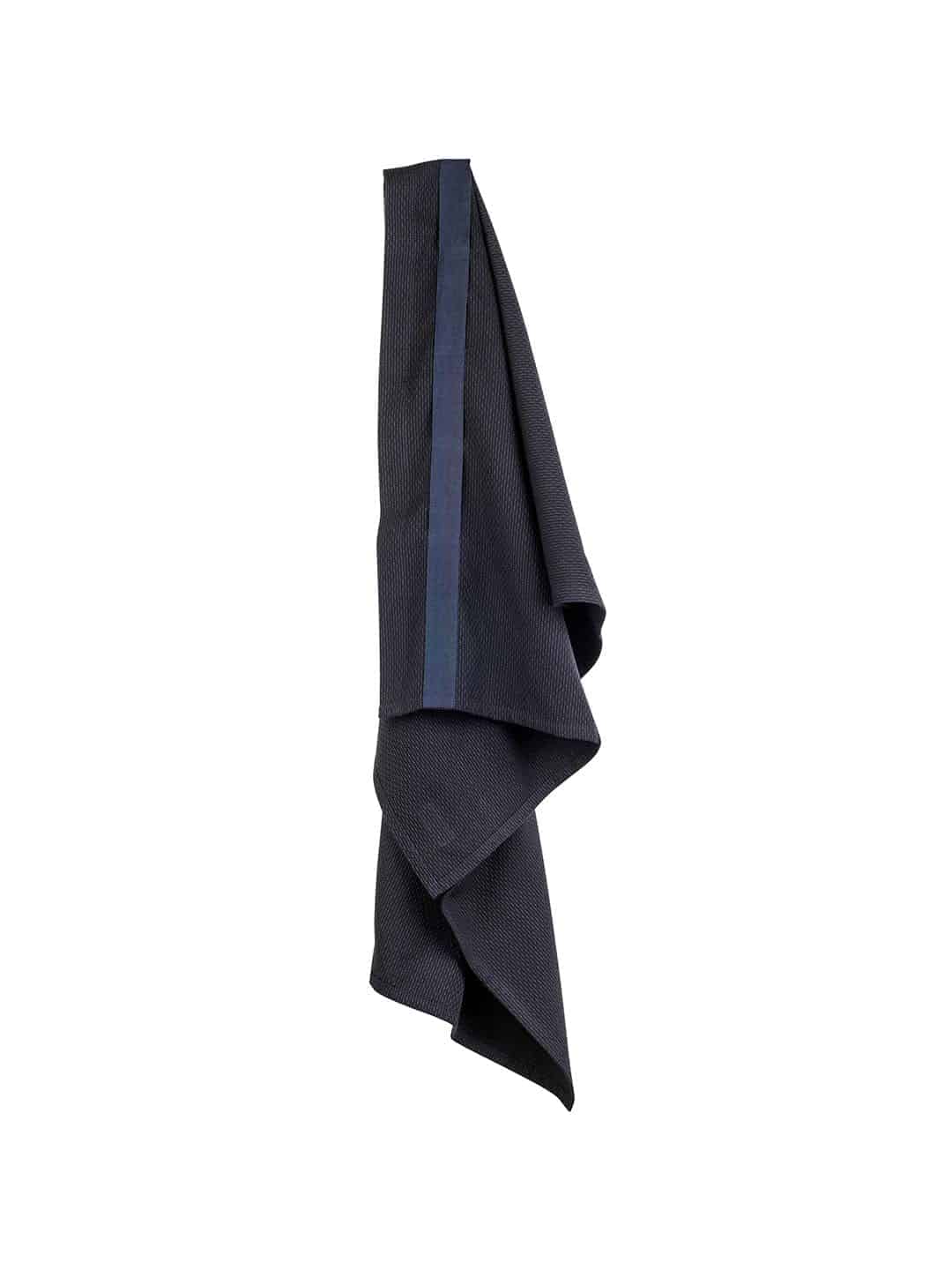 Полотенце для тела TheOrganic, 155х60см темно-синего цвета на белом фоне