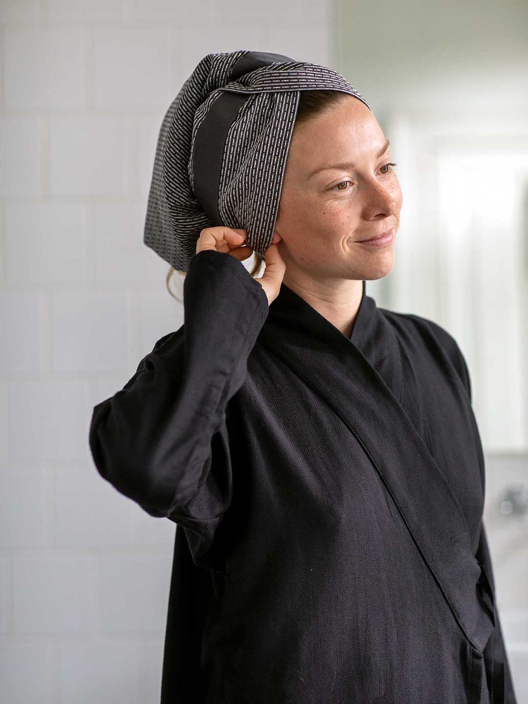Полотенце для волос TheOrganic, 120х40см у женщины на голове