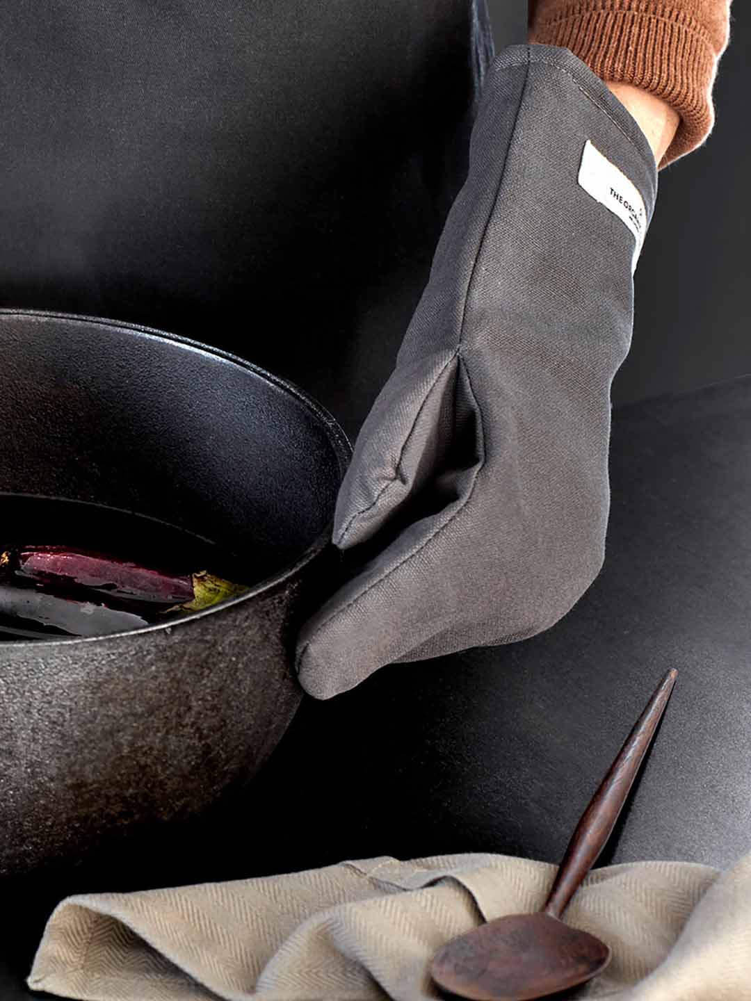 Перчатки для духовки TheOrganic темно-серого цвета на темном фоне