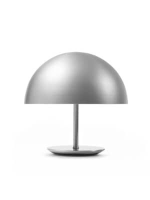Настольная лампа Mater Baby Dome алюминиевого цвета на белом фоне