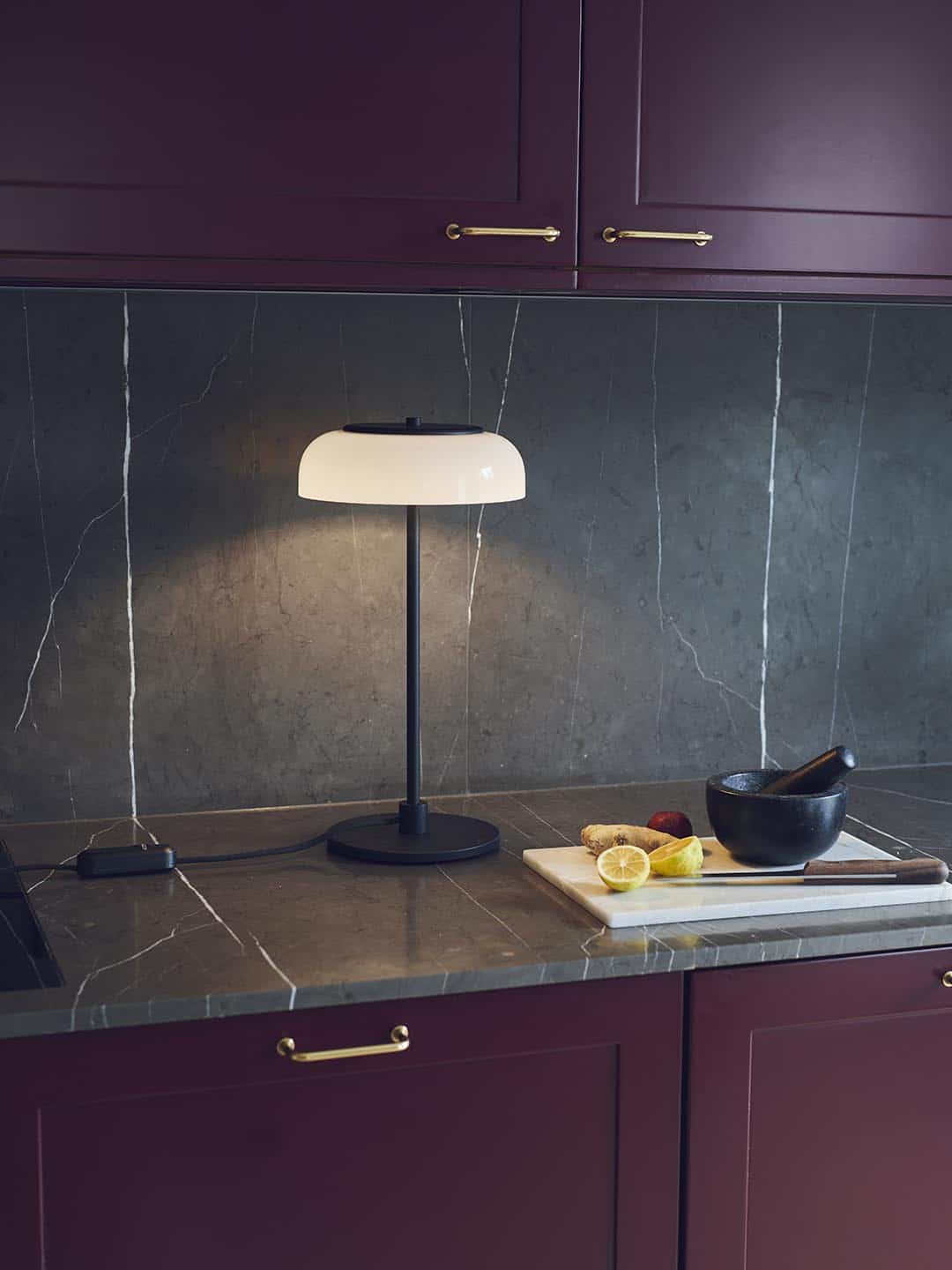 Настольная лампа Nuura Blossi Table черного цвета в интерьере кухни