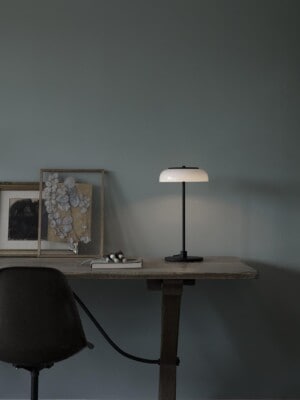 Настольная лампа Nuura Blossi Table черного цвета в сером интерьере