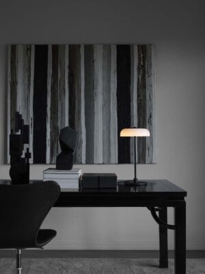 Настольная лампа Nuura Blossi Table черного цвета в сером интерьере