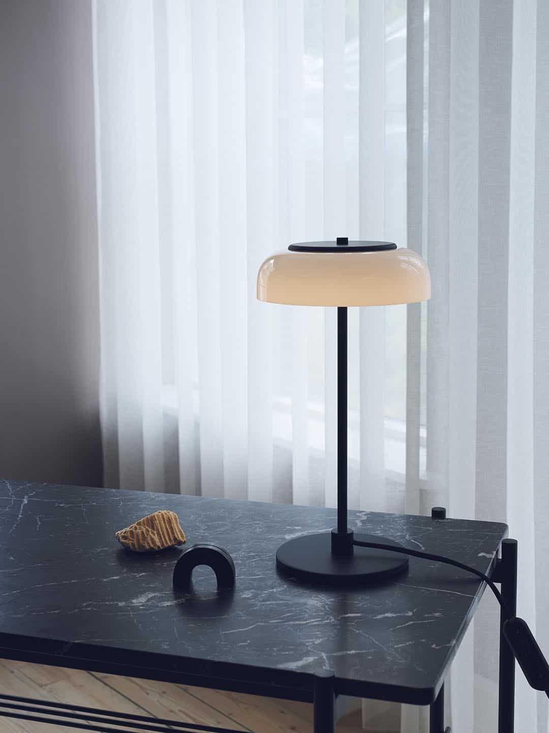 Настольная лампа Nuura Blossi Table черного цвета в светлом интерьере