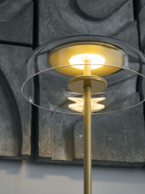 Детальная съемка настольной лампы Nuura Blossi Table цвета северного золота