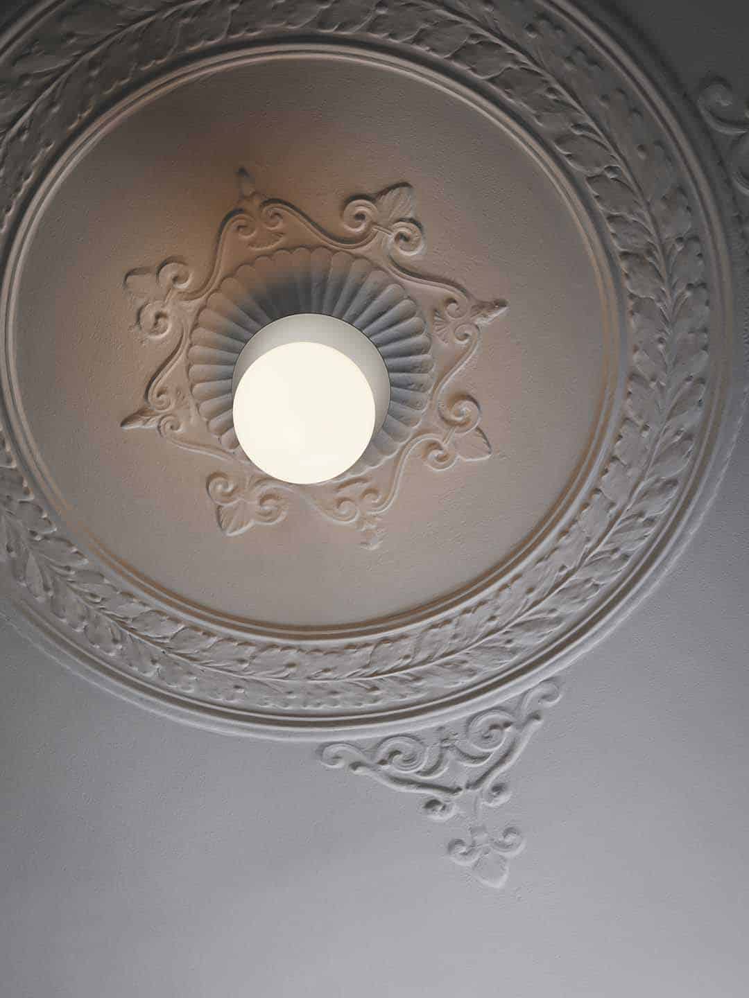 Потолочный светильник Nuura Liila 1 Large белый опал и серебро на потолке