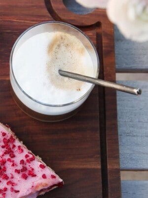 Детальная съемка длинной ложки Lava Ørskov сервированной с напитком на столе