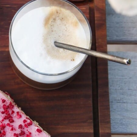 Детальная съемка длинной ложки Lava Ørskov сервированной с напитком на столе