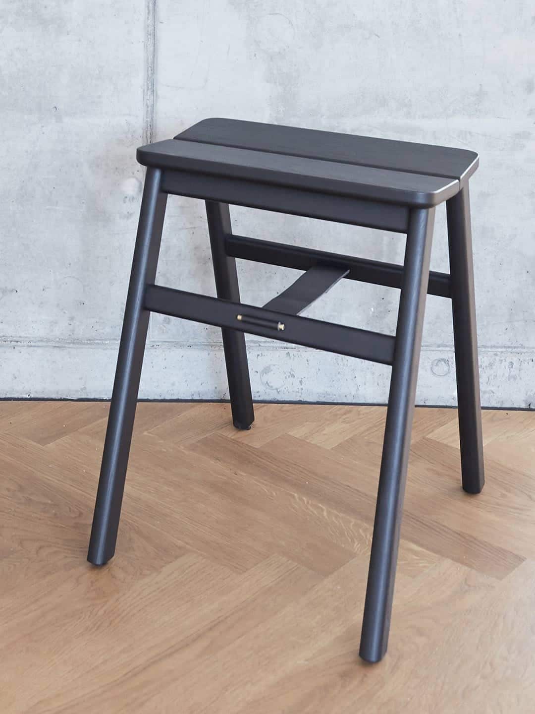 Черный деревянный стул Form&Refine Angle