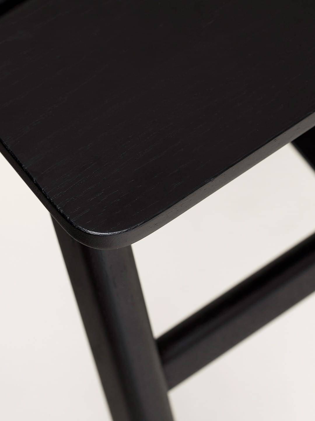 Сиденье черного деревянного табурета Form&Refine Angle