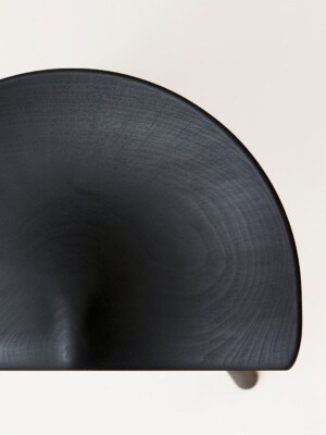 Сиденье черного дубового стула Form&Refine Shoemaker