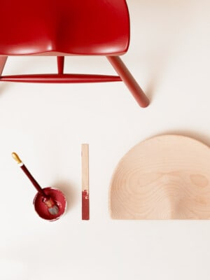Красный стул из бука Form&Refine Shoemaker