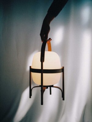 Настольная лампа Santa Cole Cestita вишневое дерево беспроводной в темной комнате