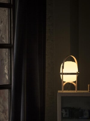 Настольная лампа Santa Cole Cestita вишневое дерево в темной комнате