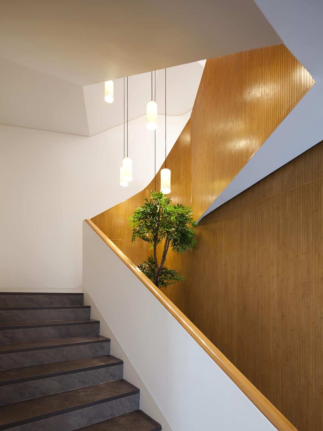 Дизайнерский подвесной светильник Santa Cole Cirio в лестничном пролете