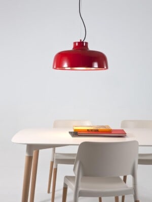 Подвесной светильник Santa Cole M68 матовый красный премиум класса над рабочим столом