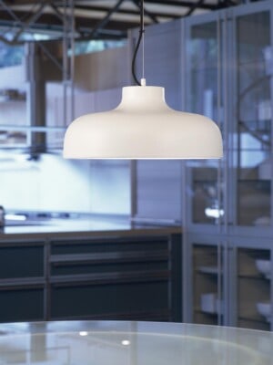 Дизайнерский подвесной светильник Santa Cole M68 матовый белый над обеденным столом