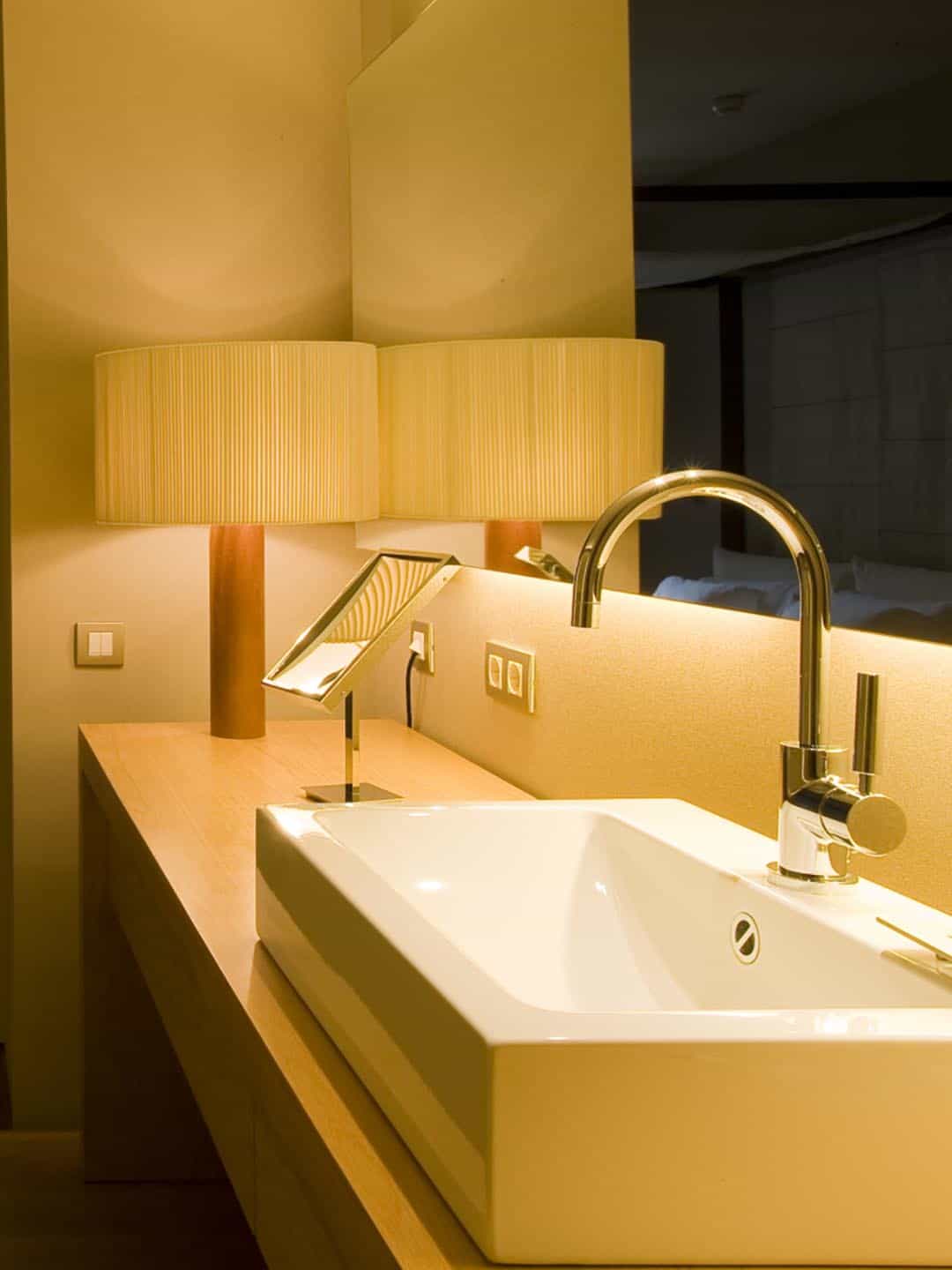 Настольная лампа Santa Cole Moragas в светлом интерьере ванной