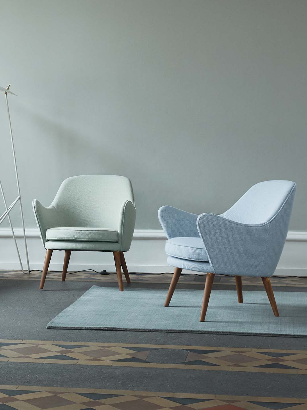 Два кресла для отдыха Warm Nordic Dwell в светлом интерьере