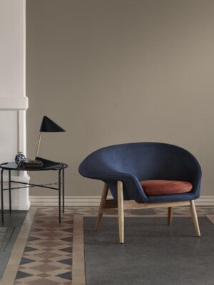 Дизайнерское кресло Warm Nordic Fried Egg двухцветный в светлом интерьере