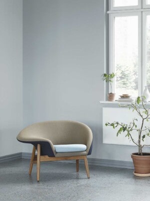 Дизайнерское кресло Warm Nordic Fried Egg трехцветный в светлом интерьере