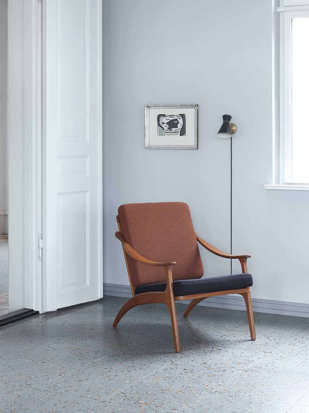 Кресло Warm Nordic Lean Back, тиковое дерево в светлом интерьере