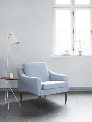 Кресло для отдыха Warm Nordic Mr. Olsen, дымчатый дуб в белом интерьере