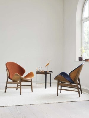 Два кресла Warm Nordic The Orange, дымчатый дуб в светлом интерьере