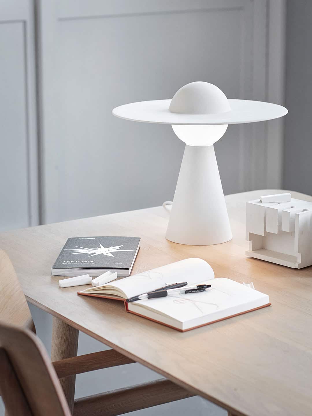 Белая настольная лампа в скандинавском стиле Moebe Ceramic