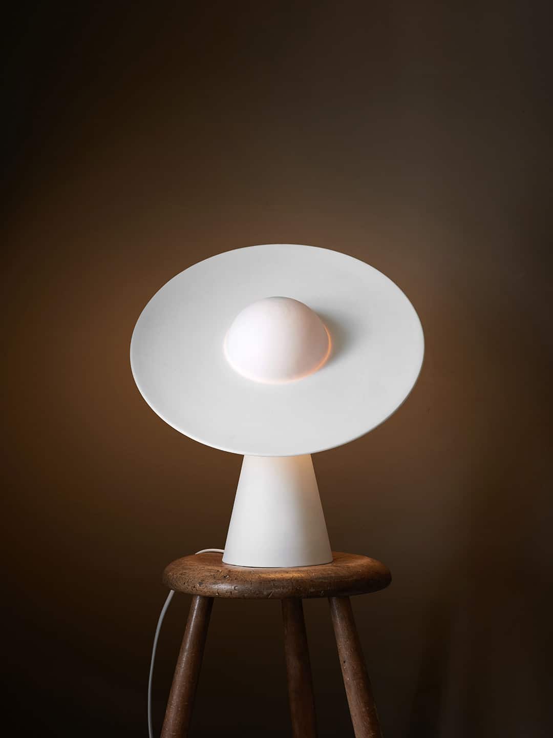 Белая керамическая настольная лампа Moebe Ceramic