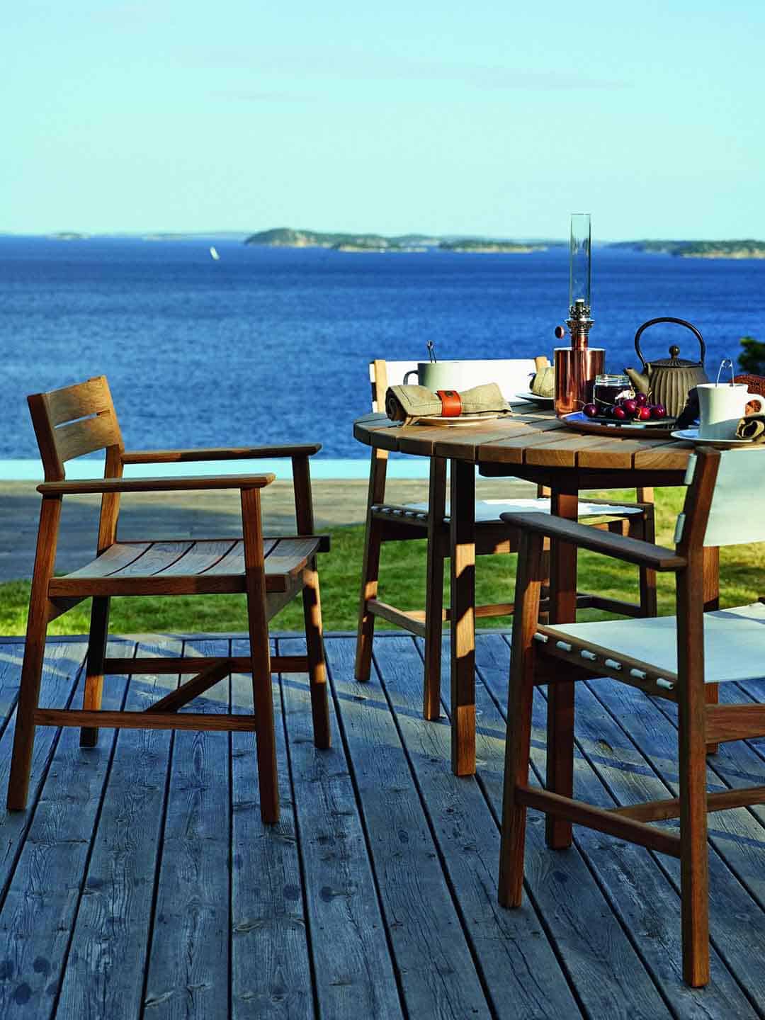 Обеденные кресла и стол Skargaarden Djurö на террасе с видом на море