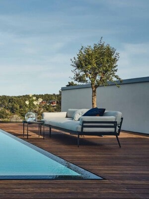 Совмещенные кресло для отдыха и диван Skargaarden Anholt премиум качества рядом с бассейном