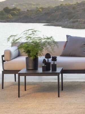 Дизайнерские диван и стол Skargaarden Anholt на террасе с видом на воду