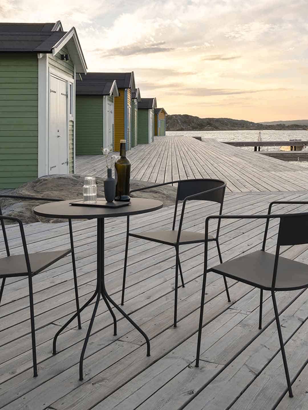 Дизайнерский кофейный стол Skargaarden Arholma на деревянной террасе