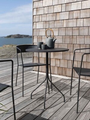 Дорогой кофейный стол Skargaarden Arholma на деревянной террасе