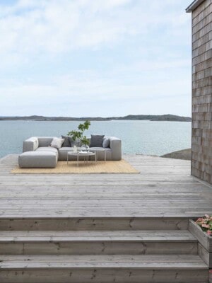 Премиальный модульный диван Skargaarden Asker на деревянной террасе