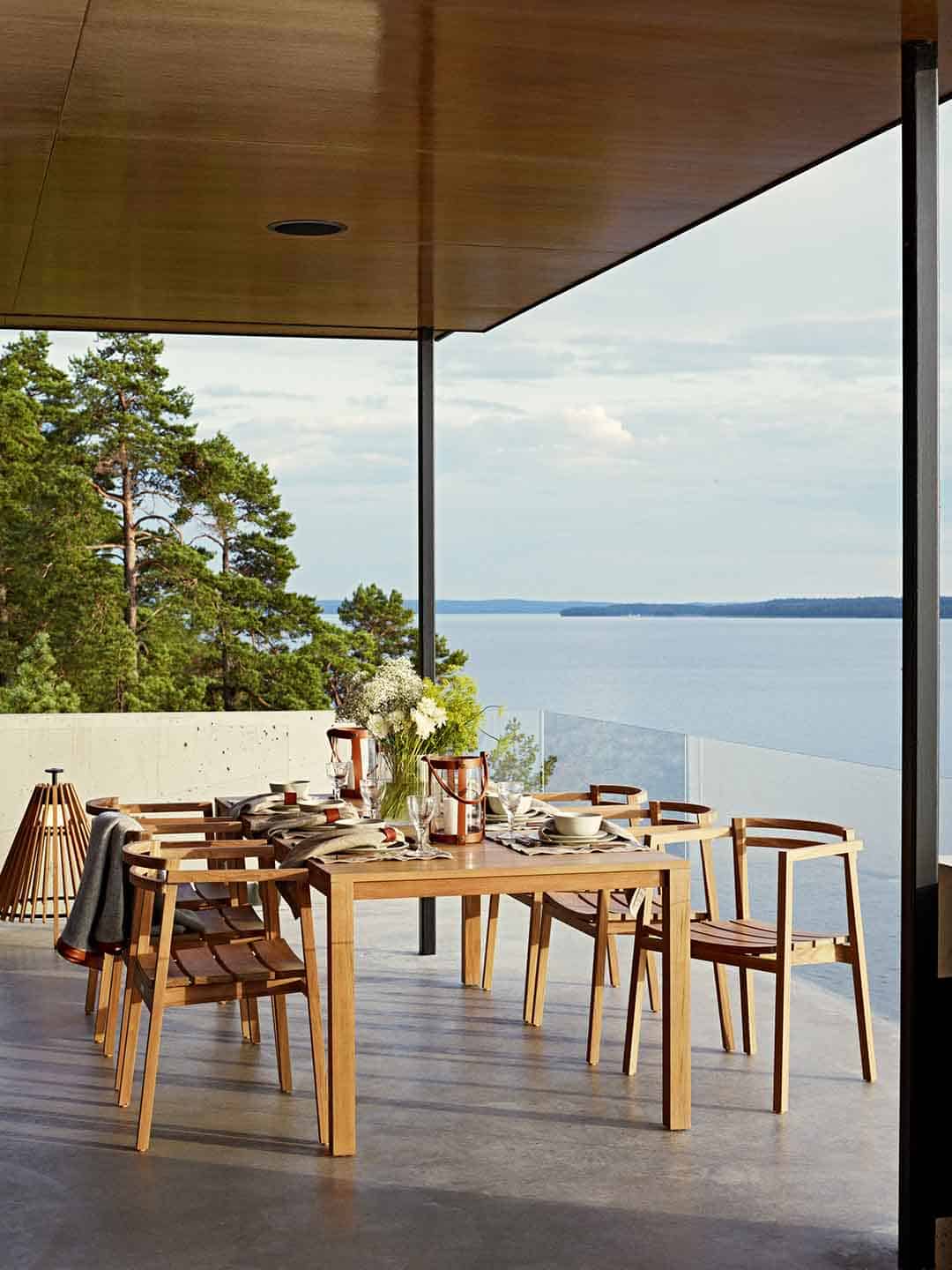 Кресло и стол Skargaarden Oxnö на балконе с видом на реку