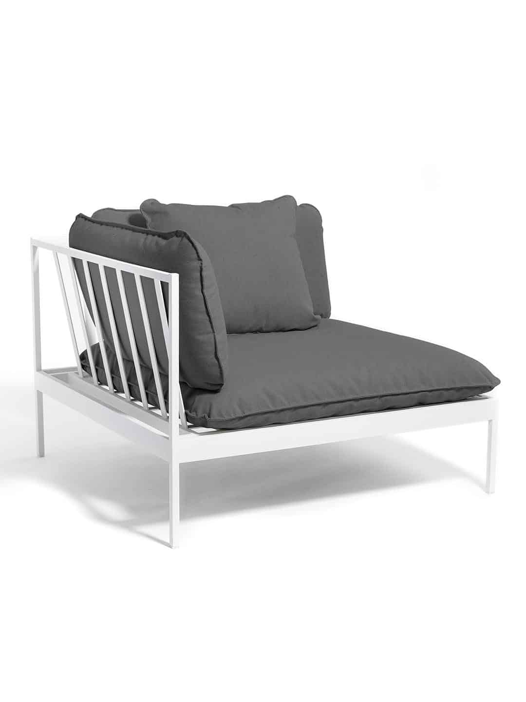 Дизайнерское угловое кресло Skargaarden Bönan светло-серый каркас/темно-серые подушки на белом фоне