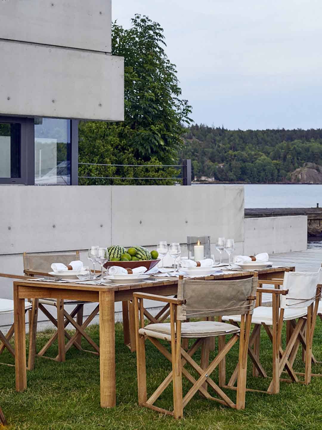 Премиальный обеденный стол Skargaarden Korsö на лужайке рядом с домом