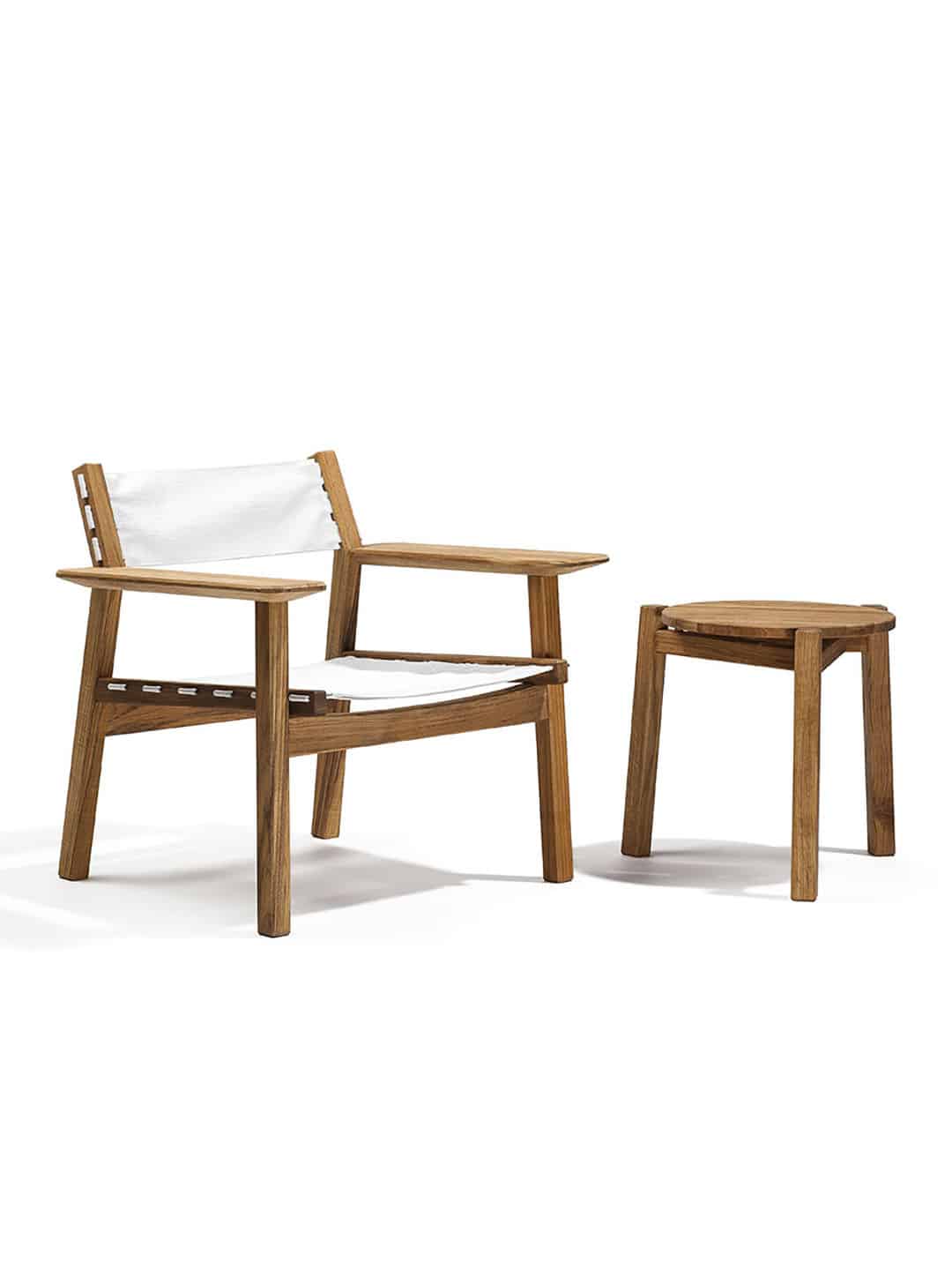 Кресло для отдыха и кофейный стол Skargaarden Djurö тиковое дерево/белый batyline и кофейный стол на белом фоне